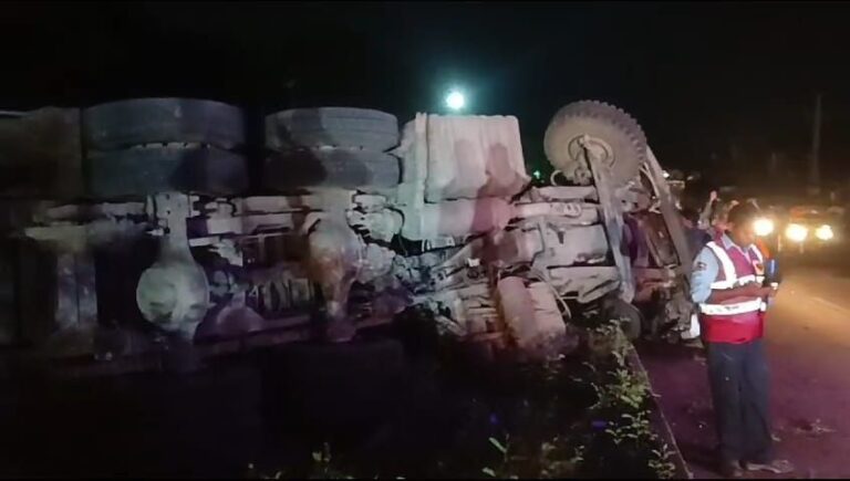 राखड़ लदी ट्रक पलटी, चालक खलासी घायल।