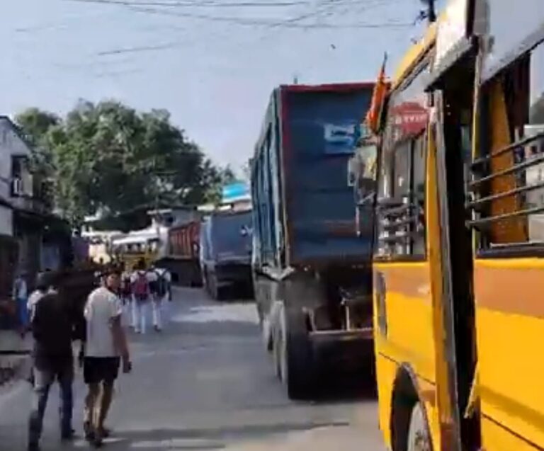 रेणुकूट से पिपरी तक सुबह की शुरुआत जाम से हुई, घंटों लगे जाम में फंसी स्कूल बसें।