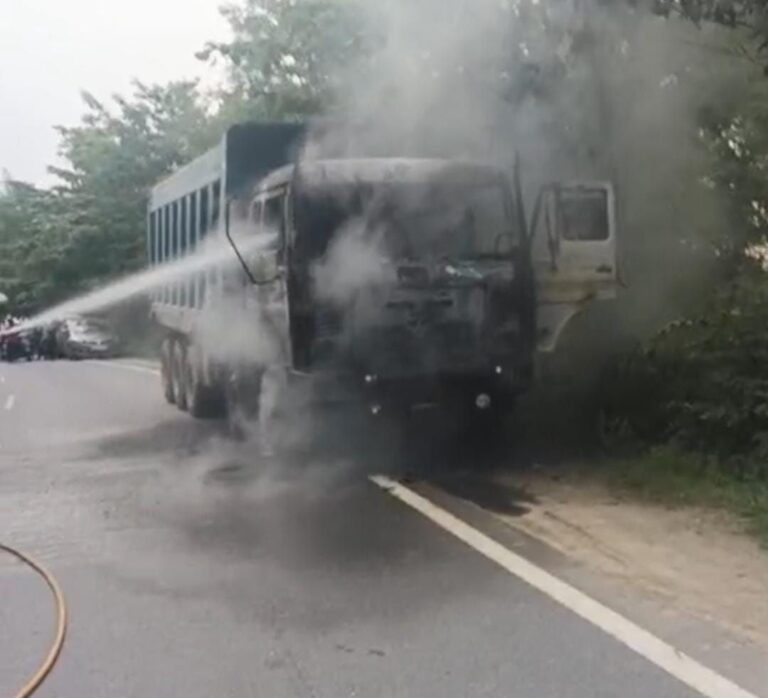 हाथीनाला मार्ग पर हाइवा में अचानक लगी आग, अफरा तफरी।