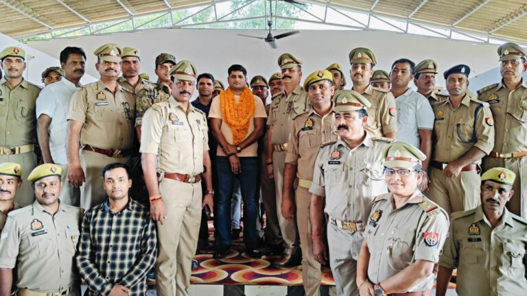 पुलिस अधीक्षक डॉ0 यशवीर सिंह जी का जनपद रायबरेली स्थानांतरण होने पर दी गयी भावभीनी विदाई।