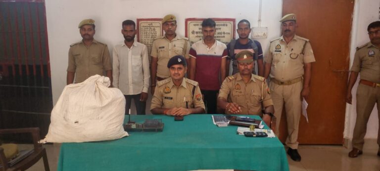 नौगढ़ चंदौली पुलिस ने 10 किलो गांजे के साथ रायपुर थाना क्षेत्र से तीन तस्करों को किया गिरफ्तार।