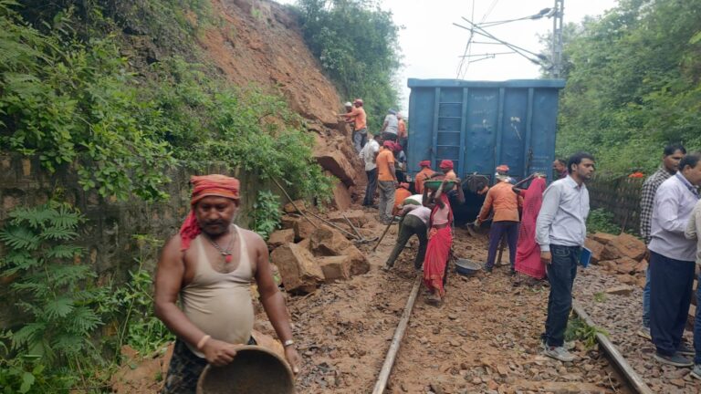 भूस्खलन के कारण पहाड़ से रेलवे ट्रैक पर गिरा मलबा, मालगाड़ी का इंजन उतरा पटरी से, ट्रेनों के पहिए थमें।