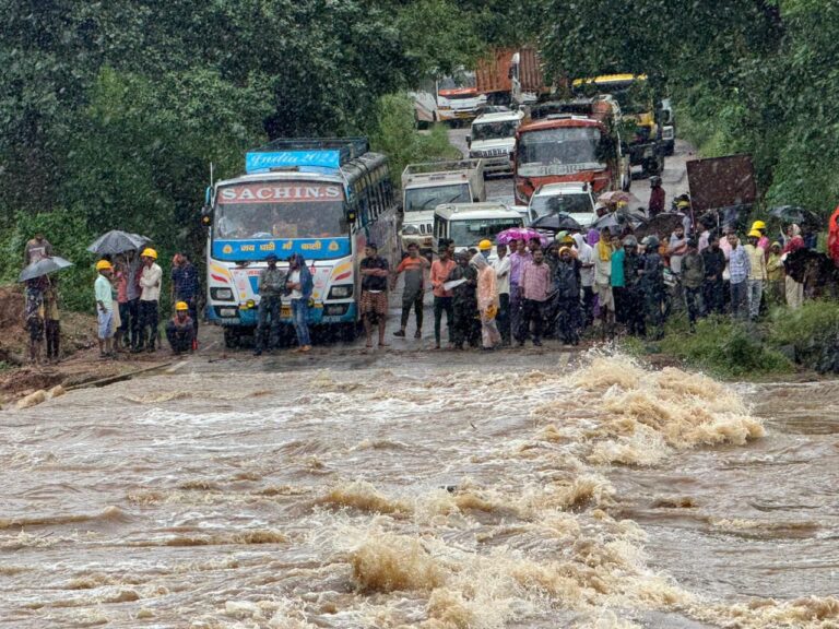 सोनभद्र : 15 घंटे तक लगातार हो रही बारिश से जनजीवन प्रभावित।