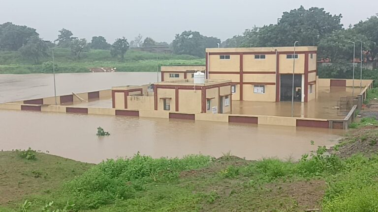 जलार स्टोरेज बारिश से डूबा, अधिकारी मौन।