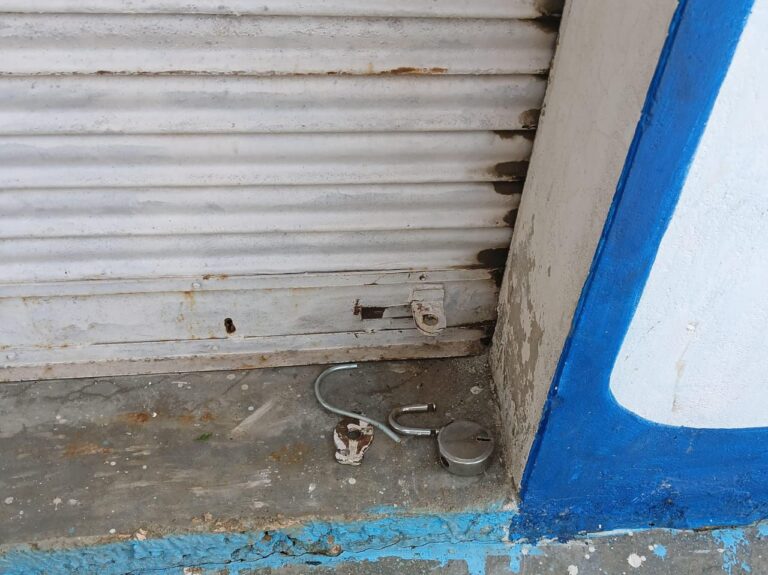 दो दुकानों में शटर का ताला तोड़ चोरी से अफरा तफरी।