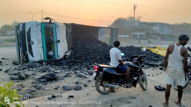 सोनभद्र तेज रफ्तार कोयल लदा टेलर अनियंत्रित होकर पलटा, बाल बाल बचा चालक।