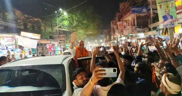 रक्षा मंत्री राजनाथ सिंह का दुद्धी में भाजपा कार्यकर्ताओं ने किया स्वागत साथ में रहे शिवराज सिंह चौहान।