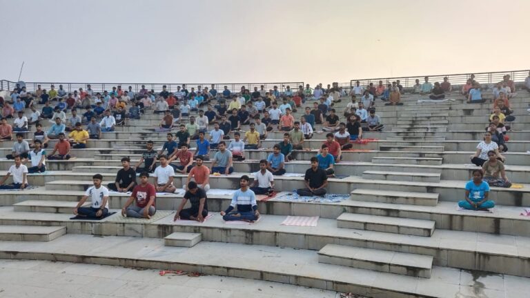 राजकीय इंजीनियरिंग कॉलेज चुर्क में11दिवसीय योग शिविर के तीसरे दिन कराया गया योग।