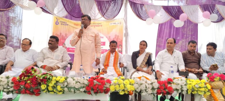 दुद्धी आयुष्मान पखवाड़ा मेला में 20 लाभार्थियो को प्रमाण पत्र भाजपा जिला अध्यक्ष ने बांटा।