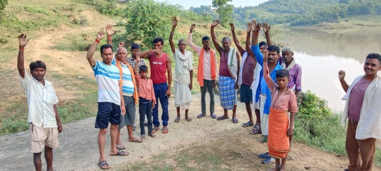 कोन वन रेंज के भूमि पर कब्जा बदस्तुर् जारी, विभाग बना मूकदर्शक, स्थानीय लोगों ने किया जोरदार प्रदर्शन।