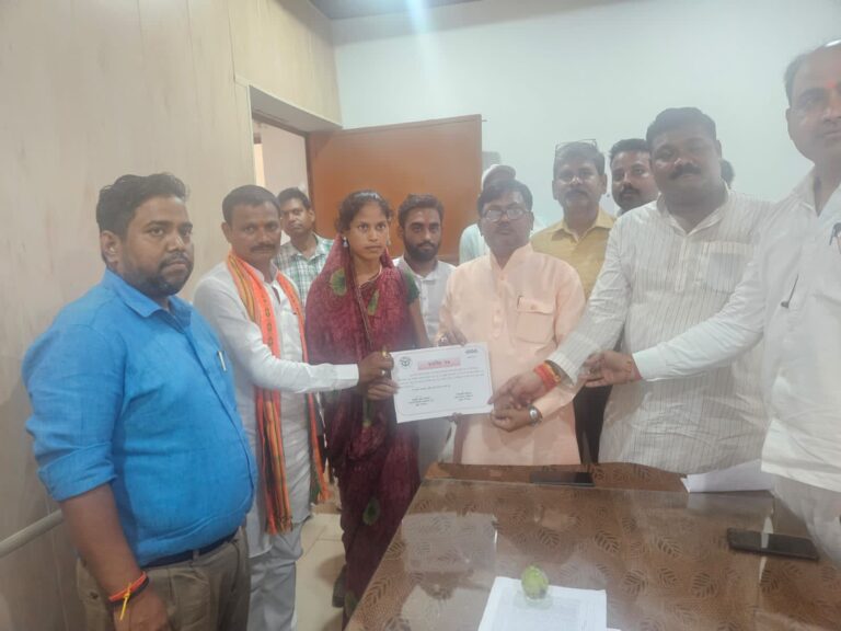 एग्रीस्टेक सर्वे कार्य में उत्कृष्ट कार्य के लिए रूबी देवी को भाजपा जिला अध्यक्ष ने प्रशस्ति पत्र एवं नगर पुरस्कार देकर किया सम्मानित।