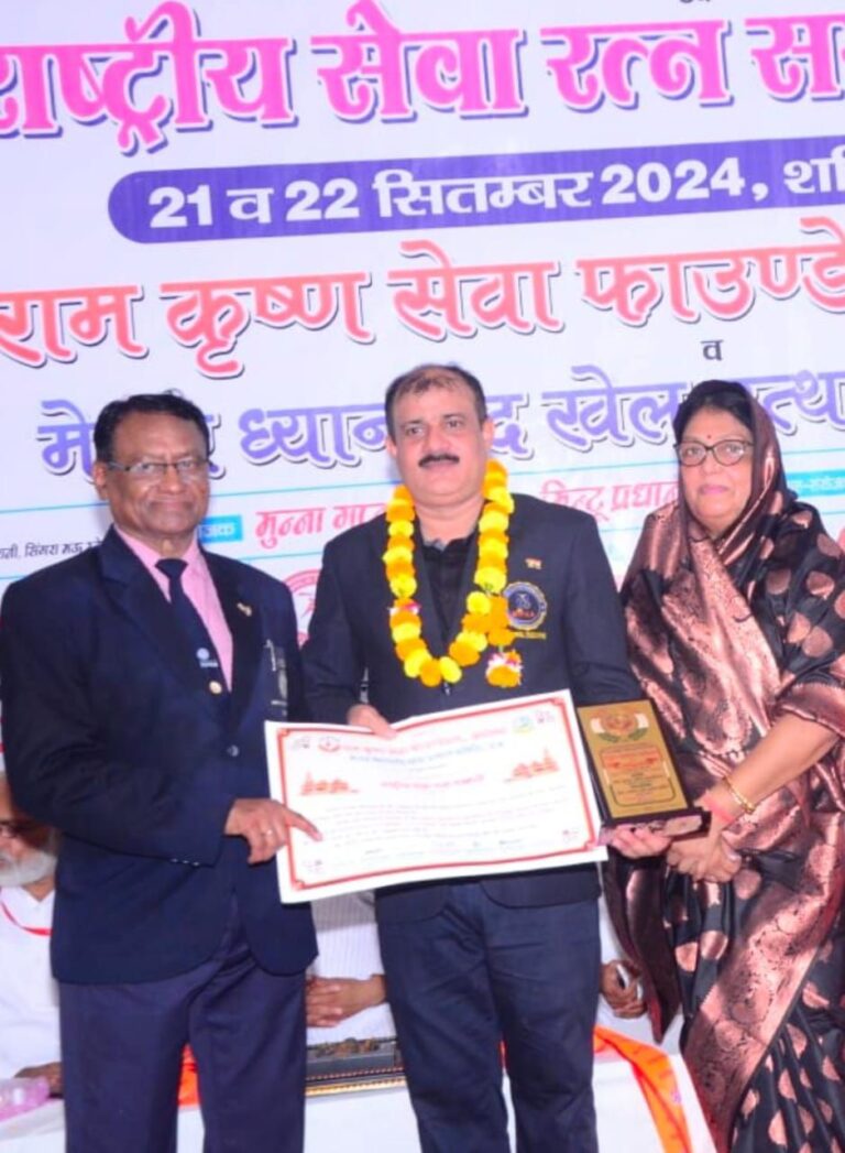 रक्तदान के क्षेत्र में कार्य के लिए अयोध्या में मिला राष्ट्रीय सेवा रत्न सम्मान दिलीप दुबे और अमित चौबे को।