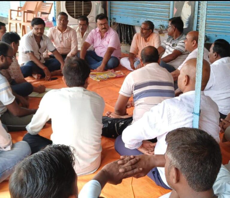 दुर्भाग्य – मार्ग गढ्ढों में तब्दील, कोन व्यापार&nbsp; मण्डल ने बनाई आंदोलन की रणनीति।