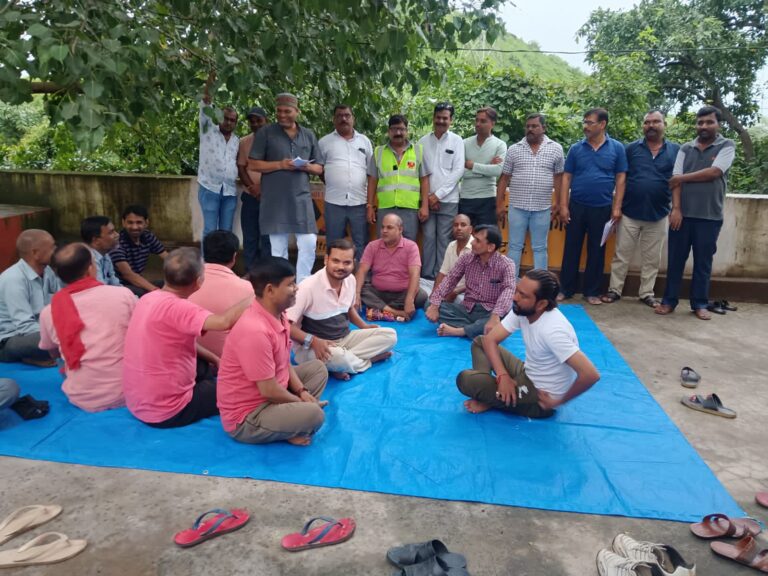 अल्ट्राटेक सीमेंट लिमिटेड में सक्रिय यूनियन (इंटक)&nbsp; ने बोनस व अन्य समस्याओं को लेकर किया बैठक।