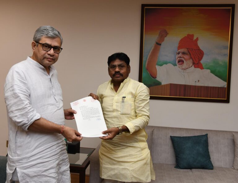 कटनी – चोपन पैसेंजर और ओवर ब्रिज की समस्या को लेकर राज्यमंत्री ने रेल मंत्री से की शिष्टाचार भेंट।