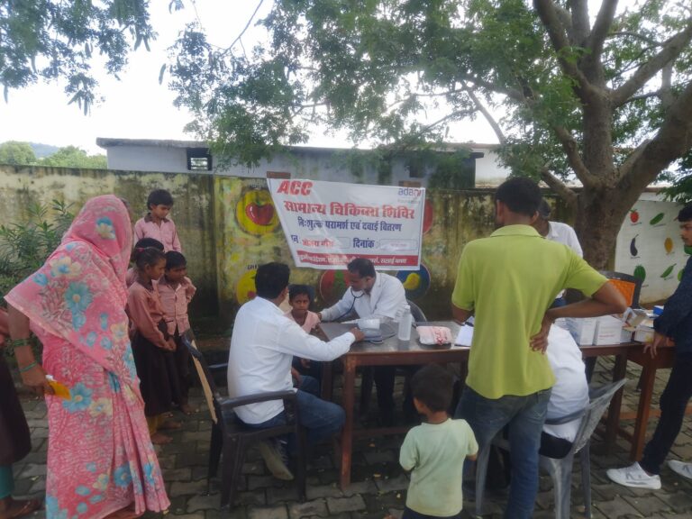 अडानी फाउंडेशन, ए.सी.सी. सीमेंट वर्क्स सलईबनवा द्वारा ओबरा गाँव में हेल्थ कैंप का आयोजन।
