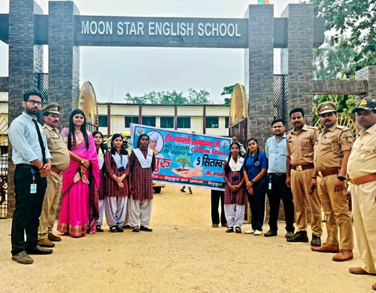 मून स्टार इंग्लिश स्कूल में शिक्षक दिवस की धूम, एक पेड़ गुरु के नाम पर किया पौध रोपण।