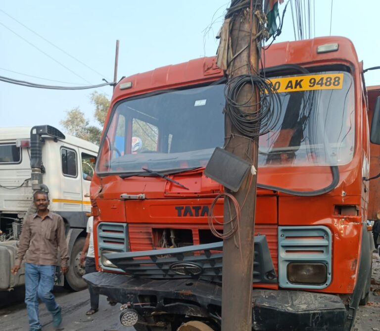 Sonbhadra News : रेणुकूट में आज छोटी दीपावली के दिन हिंडालको पेट्रोल पम्प के पास हुआ बड़ा हादसा।