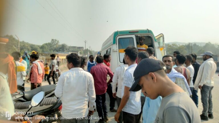 Sonbhadra News: अज्ञात टीपर के टक्कर से बाइक सवार दो युवक घायल।