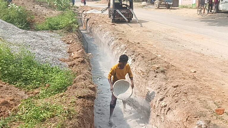 Dala : मानक को ताक पर रख कर नाली निर्माण का काम जोरों से जारी.