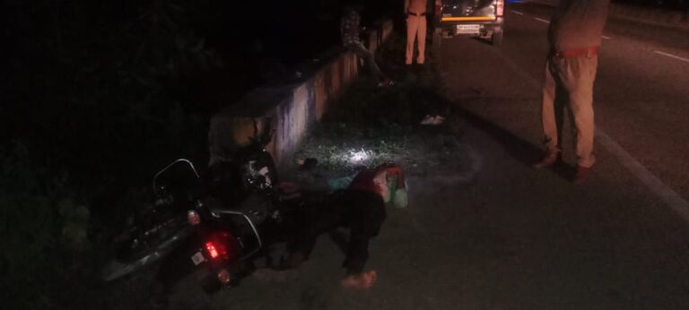 एक बाइक पर चार युवक सवार पुलिया से टकराने से एक की मौत तीन घायल।