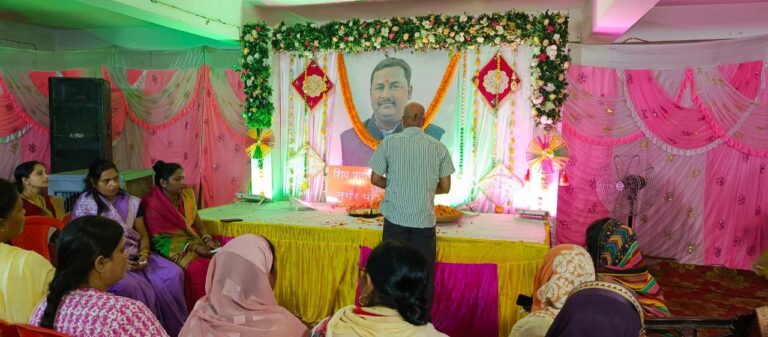 रेणुकूट के पूर्व चेयरमैन स्वर्गीय शिव प्रताप उर्फ बबलू सिंह को आज उनके पांचवीं पुण्यतिथि पर रेणुकूट नगर के हजारों नगर वासियों द्वारा कैंडल मार्च निकाल कर दी गई भावभीनी श्रद्धांजलि।