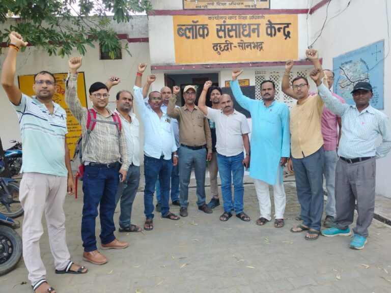 सोनभद्र: अमेठी में शिक्षक के पूरे परिवार की निर्मम हत्या पर ब्लॉक दुद्धी के शिक्षकों ने दिया श्रद्धांजलि, दोषी को सख्त सजा देने की उठी मांग।