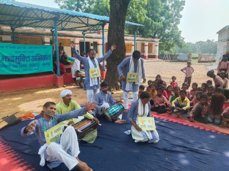 नवाटोला और बलियरी में नुक्कड़ नाटक के जरिए ग्रामीणों और छात्रों को नशा के प्रति किया गया जागरूक।