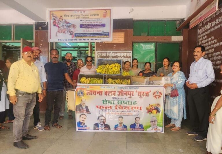 जिला महिला चिकित्सालय पर नवरात्रि के अवसर पर किया गया फल वितरण का कार्यक्रम।         