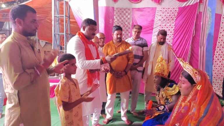 सैकड़ो वर्षों की अविरल श्रीराम लीला का श्रवण सिंह गौड ने हनुमान जी एवं भगवान विष्णु की झांकी का पूजन आरती से की शुरुआत।