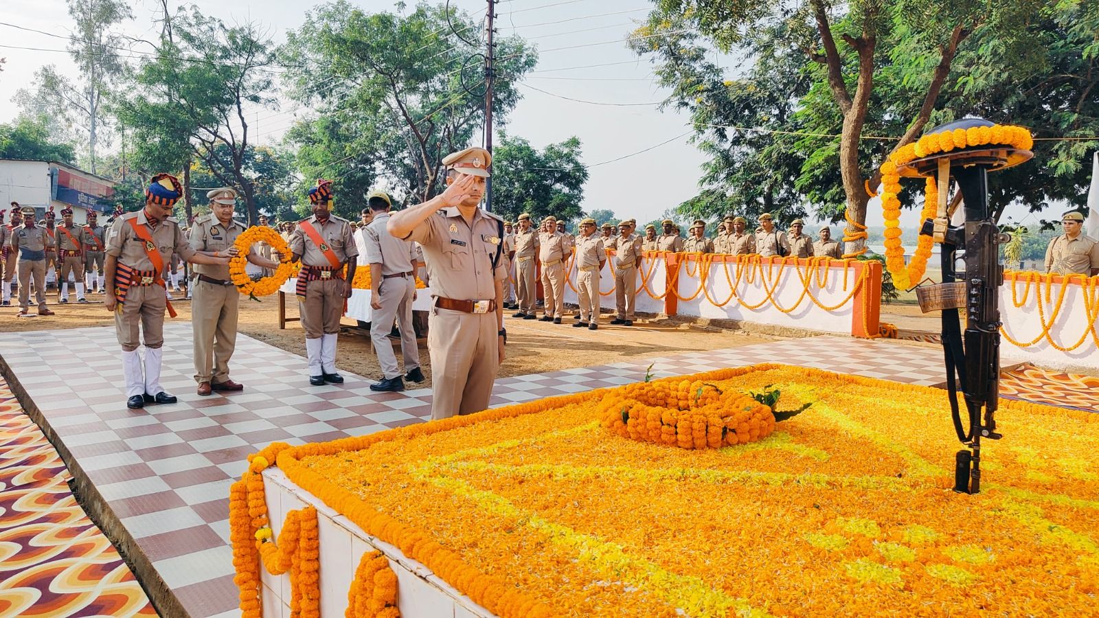 Sonbhadra News: पुलिस स्मृति दिवस पर सोनभद्र एस पी समेत पुलिस टीम ने शहीदों को दी श्रद्धांजलि।