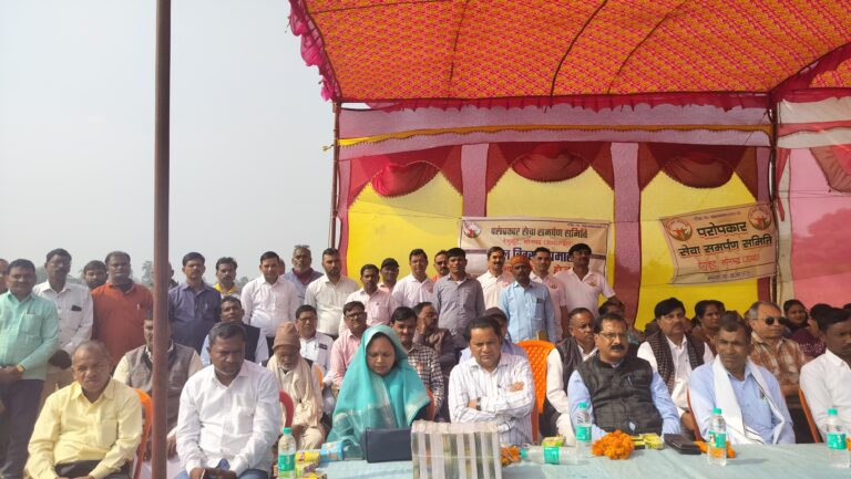 विधवा,गरीब,असहायों में बांटे 100 कंबल, उत्कृष्ट शिक्षकों को किया सम्मानित, बच्चों को मिले कॉपी कलम।