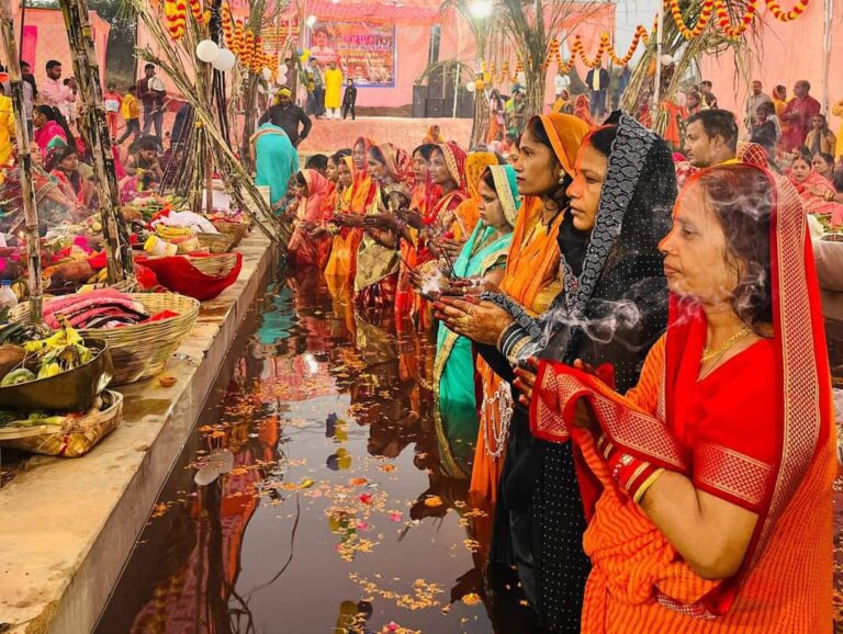 Sonbhadra News : लोक आस्था का महापर्व छठ पूजा पर सुबह उगते सूर्य को अर्घ्य देने की परंपरा निभाई गई।