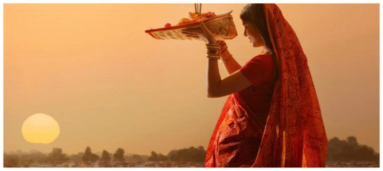 छठ महापर्व पर उगते हुए सूर्य को अर्घ्य देकर व्रतियों ने किया उद्यापन।