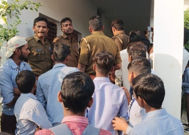 Sonbhadra News: शौचालय के पास कैमरा लगाकर छात्राओं का बनाता था वीडियो, छात्राओं ने जमकर पीटा,आरोपी हिरासत में.