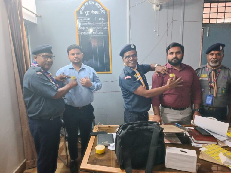 Sonbhadra News । भारत स्काउट  गाइड का 75 वां स्थापना दिवस पर विभिन्न अधिकारियों को स्टीकर द्वारा सम्मानित किया गया।