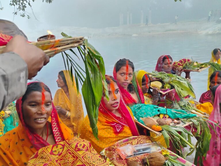 Sonbhadra News: सुख, समृद्धि, उज्जवल भविष्य की कामना के लिए प्रातः सूर्य को अर्ध्य के साथ धूमधाम से मना छठ महापर्व
