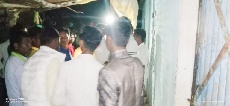 मनमानी ढंग से देसी शराब की दुकान चल रही, सूचना मिलने पर प्रशासन ने बंद कराया दुकान।