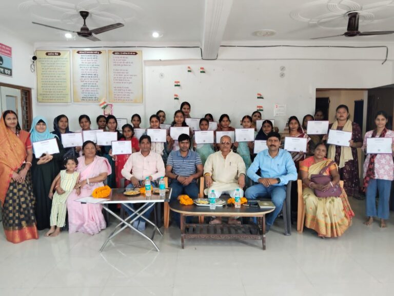 Sonbhadra News: प्रशिक्षुओं को कौशल विकास केन्द्र के तहत वितरण किया गया प्रमाण पत्र