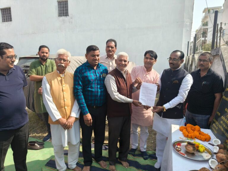 Singrauli News: वार्ड नंबर 31 ढोती स्थिति इंद्र पुरी कॉलोनी में सड़क निर्माण हेतु हुआ भूमि पूजन।