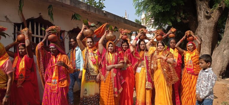 Sonbhadra News: रामगढ़ में कलश यात्रा एवं कलश स्थापना के साथ विराट रुद्र महायज्ञ  शुरू