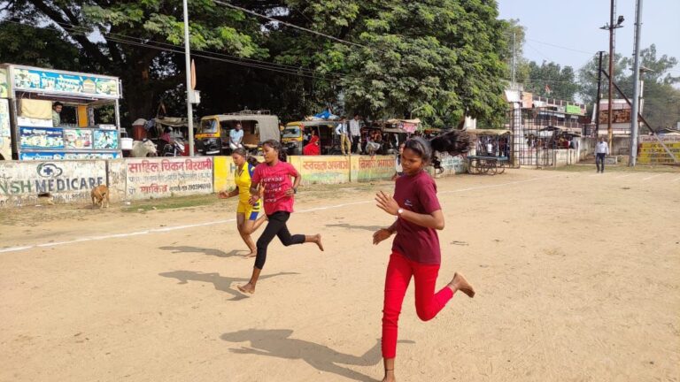 Sonbhadra News: खंड स्तरीय खेलकूद प्रतियोगिता का आयोजन, खिलाड़ियों ने दिखाया दमखम