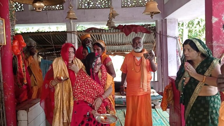 Sonbhadra News: जड़ी बूटियों से निर्मित हवन सामग्री से दी गई आहुति