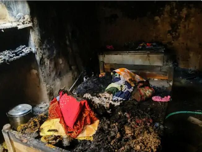 Sonbhadra News: संदिग्ध अवस्था में कच्ची मकान में लगी आग लाखों का सामान जलकर खाक।