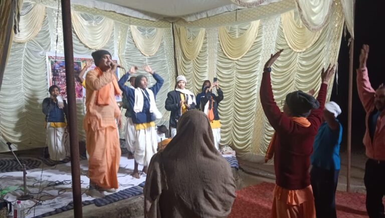 Sonbhadra News: निश्छल मन से पुरुषार्थ प्राप्ति के लिए हरे कृष्णा, हरे राम का नित्य करें भजन कीर्तन – पूज्य कुलश्रेष्ठ जी महाराज