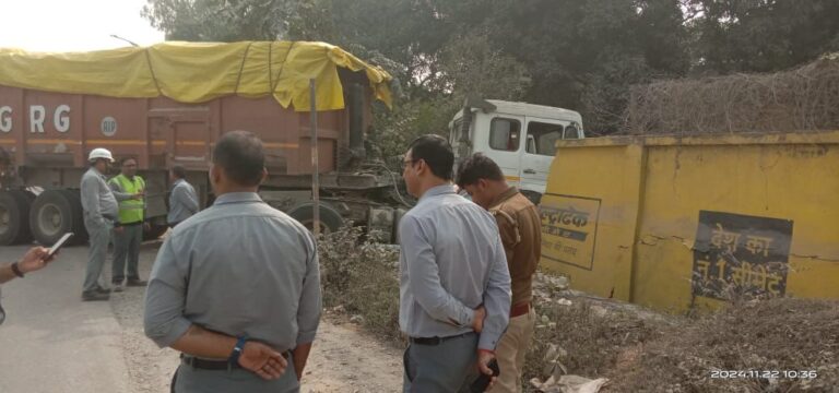 Sonbhadra News: टैंकर को बचाने के चक्कर में ट्रेलर अनियंत्रित होकर अल्ट्राटेक के बाउंड्री में घुसा चालक बाल बाल बचा।