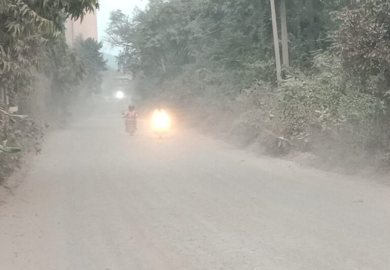 Sonbhadra News: डाला बाजार से मुख्य मार्ग को जोड़ने वाली सड़क पर उड़ने वाली धूल से लोग परेशान