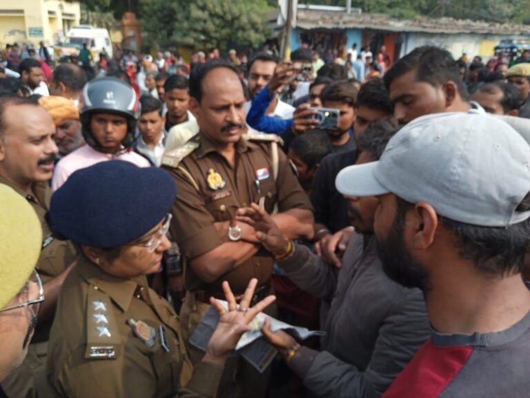 Sonbhadra News: मृतक के परिजनों ने सड़क किया जाम छूटे पुलिस के पसीने