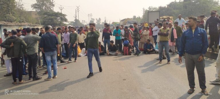 Sonbhadra News: परिजनों द्वारा जिला अस्पताल के बाहर मुख्य मार्ग किया जाम।