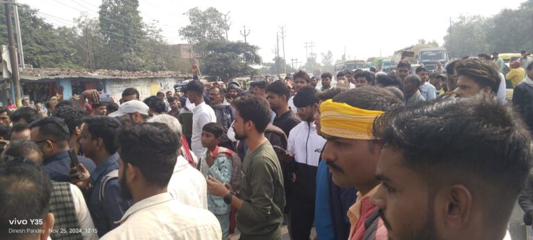 Sonbhadra News: जिला अस्पताल लोढी के सामने वाराणसी शक्तिनगर मुख्य मार्ग पर रोड जाम करने वालों के विरुद्ध थाना राबर्ट्सगंज पर मुकदमा दर्ज।